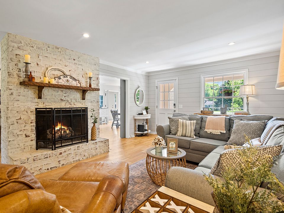 1st image of 2215 Creekside Ln