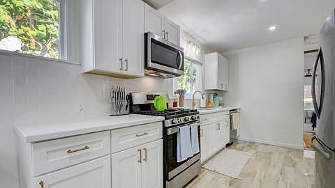 5th image of 411 N North St