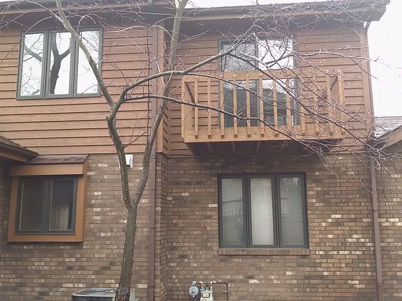 Back with balcon of bdrm