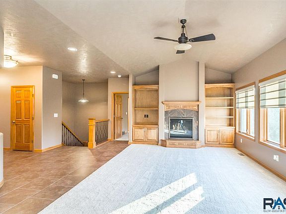3rd image of 905 E Quail Run Cir