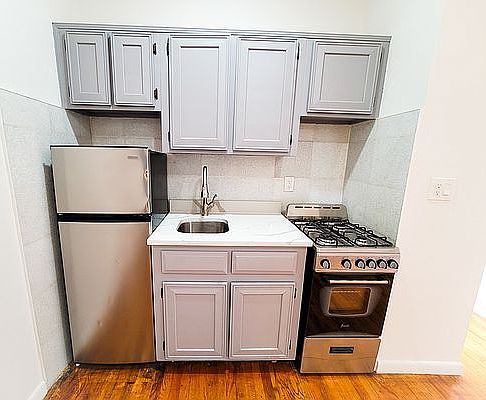 3rd image of 2333 1st Ave #4Z