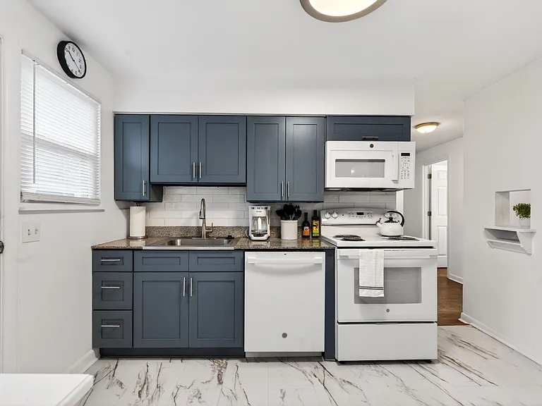 9009 Gedde Ave — Photo 12