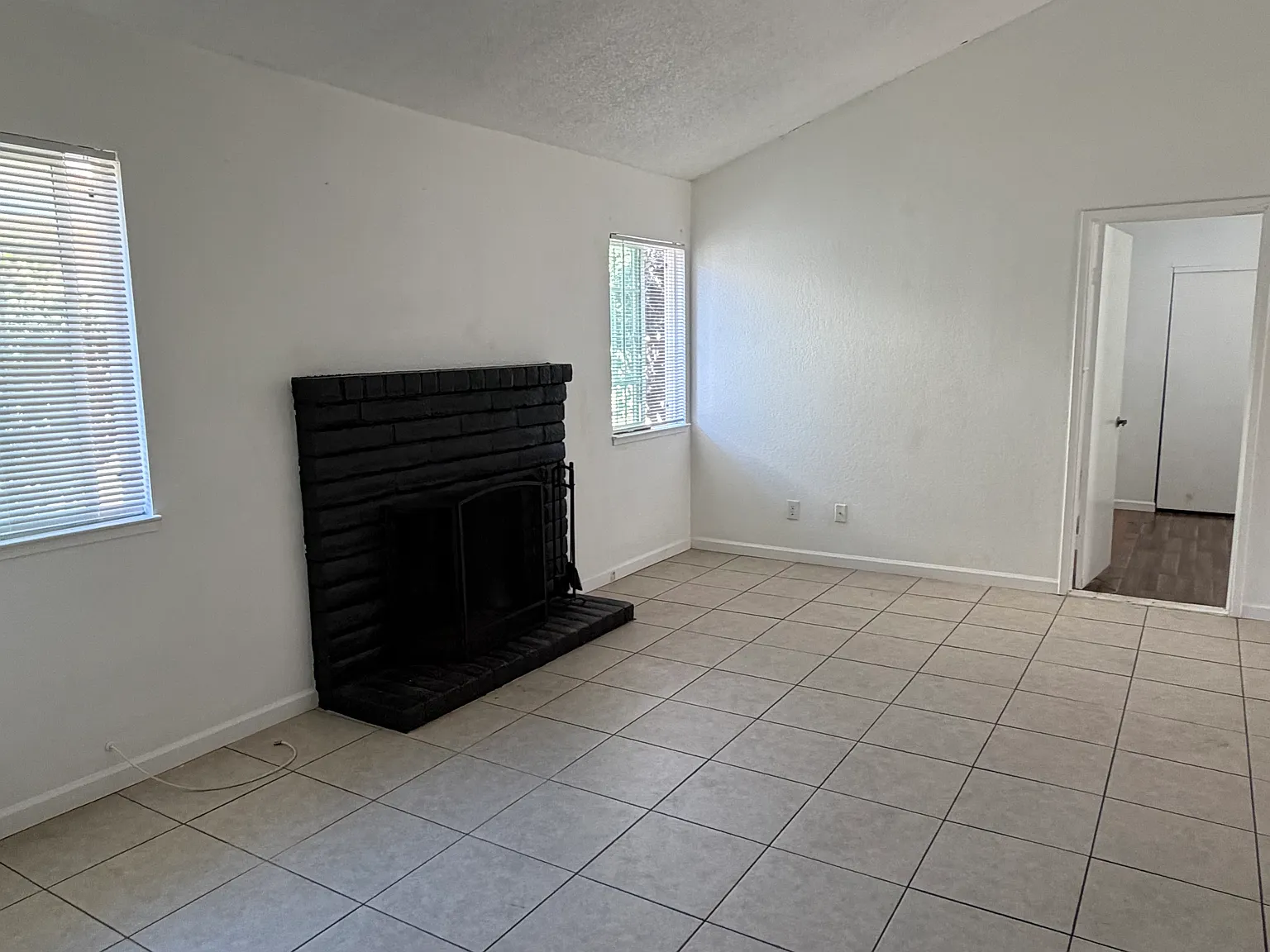 4 bed, 1100 sqft, $2,550 — Photo 3