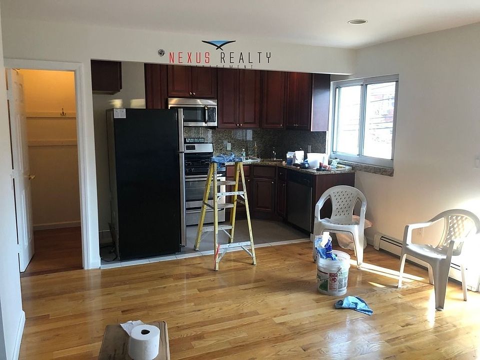 1st image of 2554 Crescent St APT 2