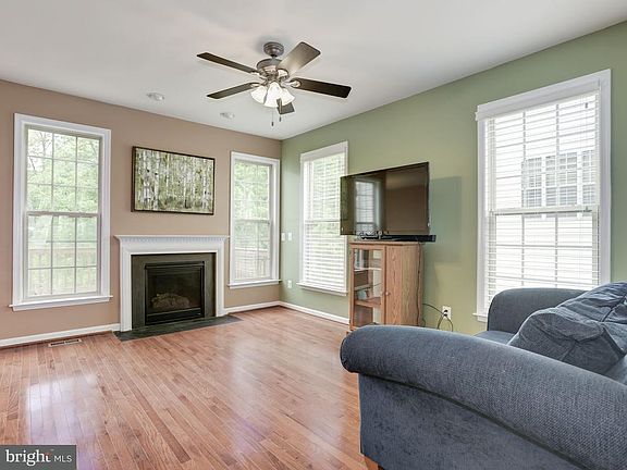 3rd image of 42728 Ogilvie Sq