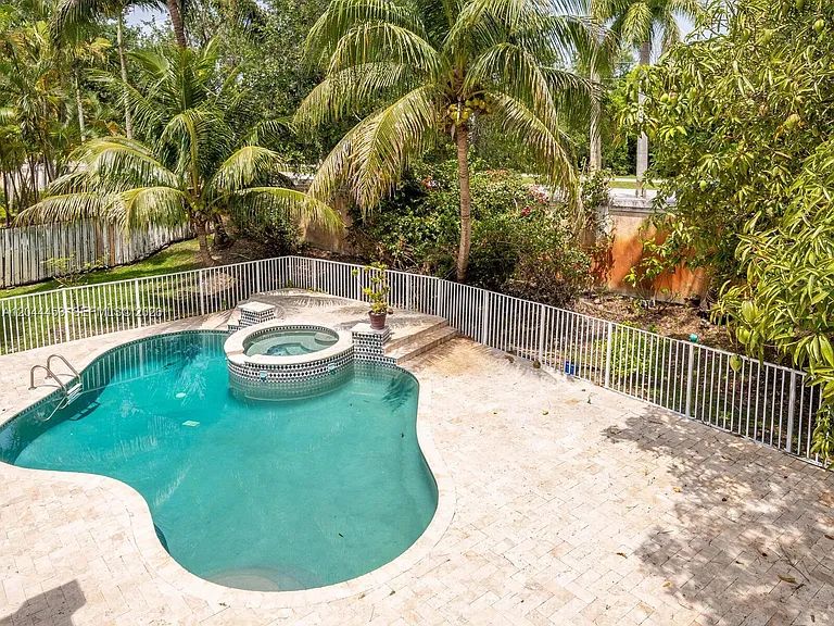 351 SW 184th Ter — Photo 67