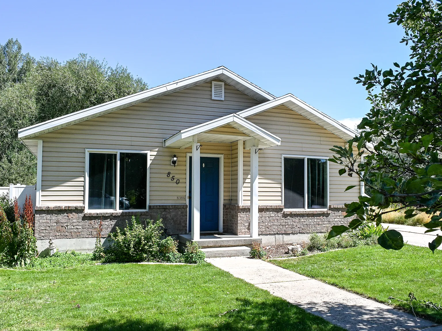 3 bed, 2.0 bath, 1157 sqft, $1,900 — Photo 1