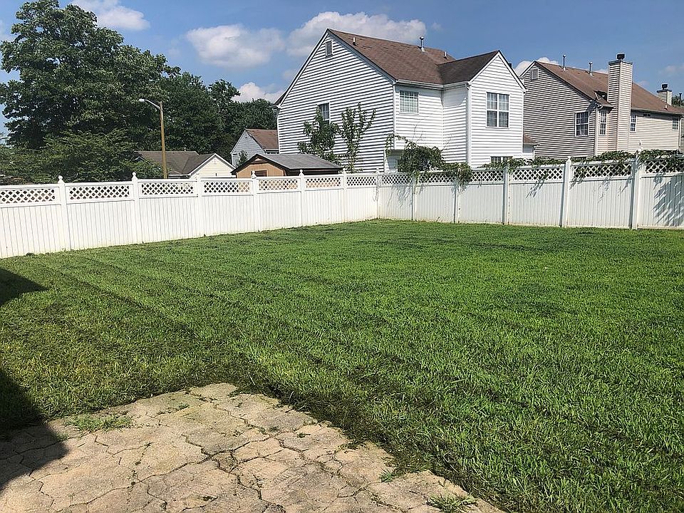 1st image of 823 Chapin Wood Dr