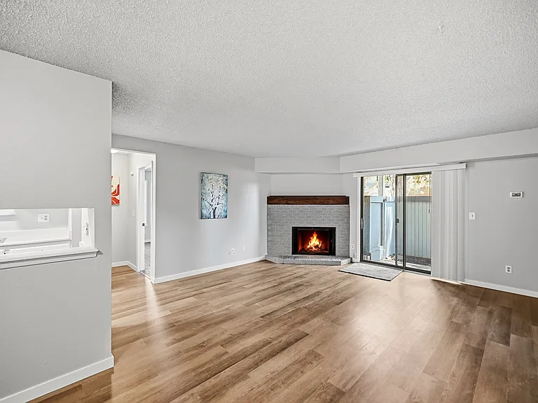 E 1st Dr — Photo 3