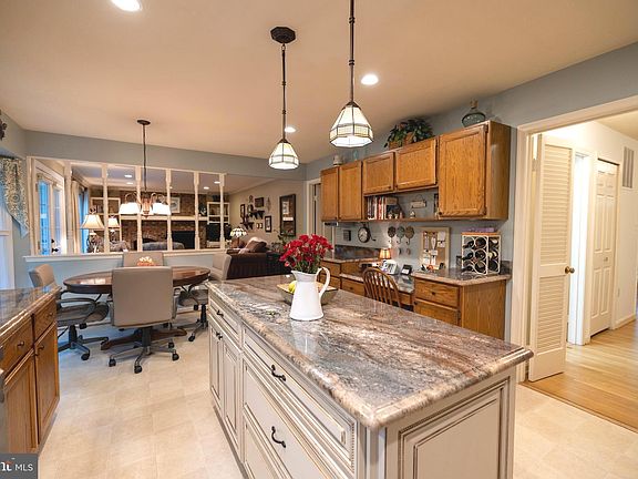 5th image of 9843 S Park Cir