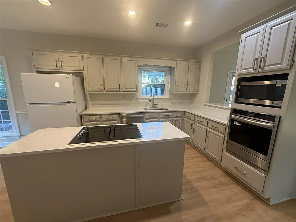 4 bed, 2.5 bath, 2674 sqft, $3,000 — Photo 4