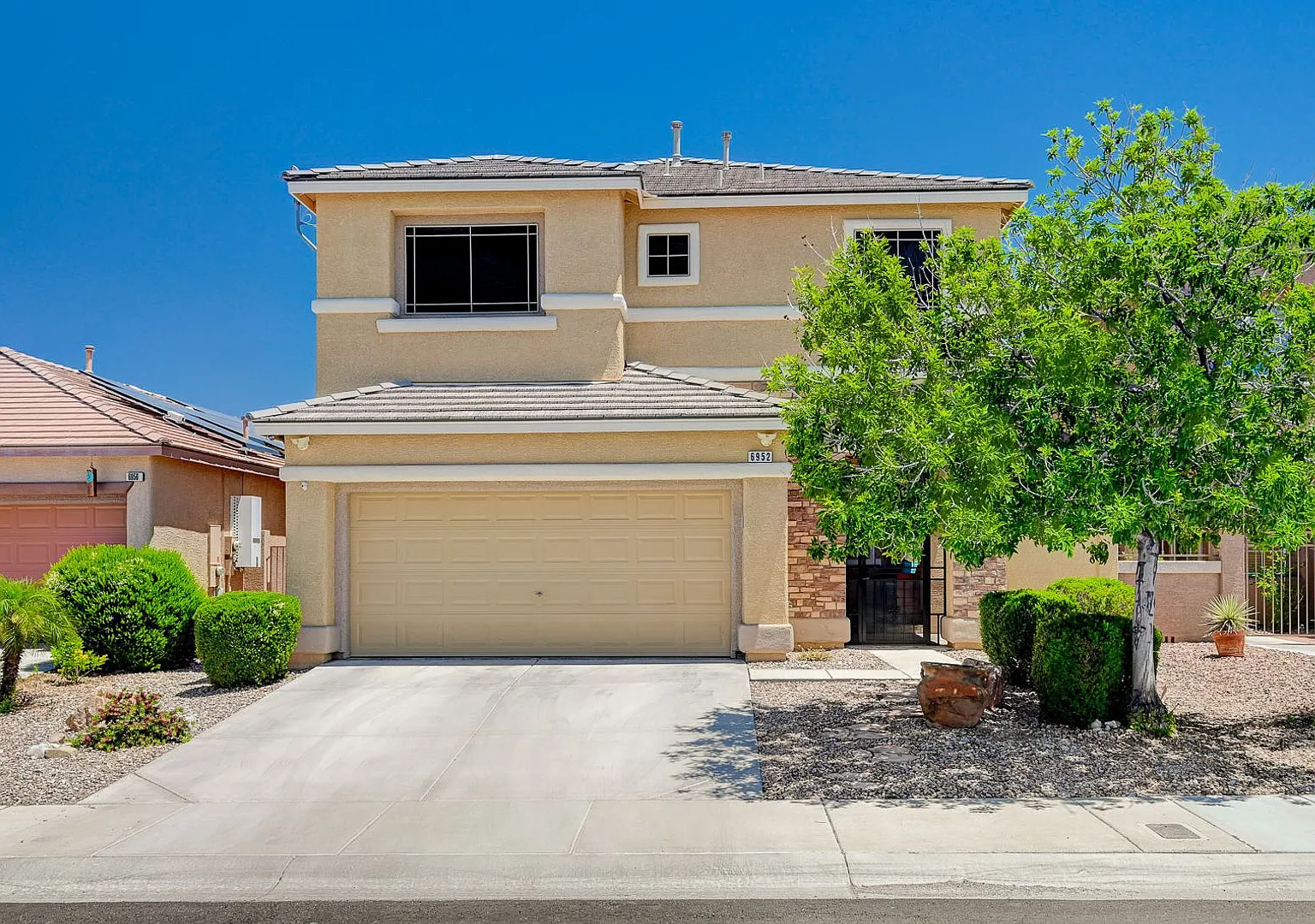 Stunning 3 bedroom in Centennial Hills with SOLAR! — Photo 2