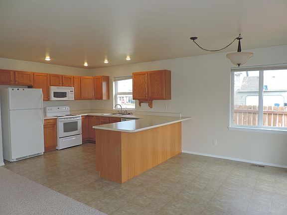2nd image of 596 N River Rock Dr