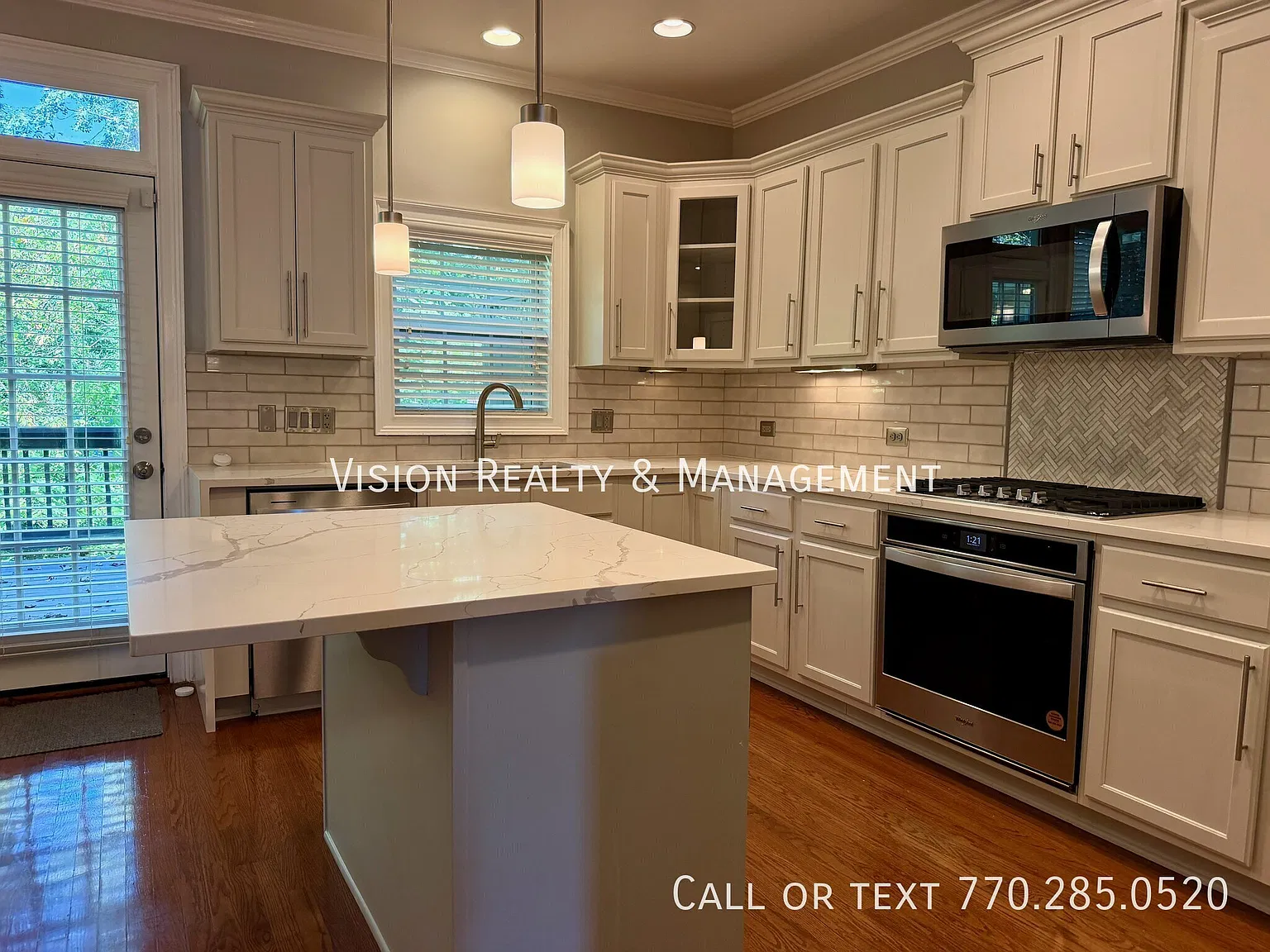 Luxury Townhome in Gate Community! — Photo 4