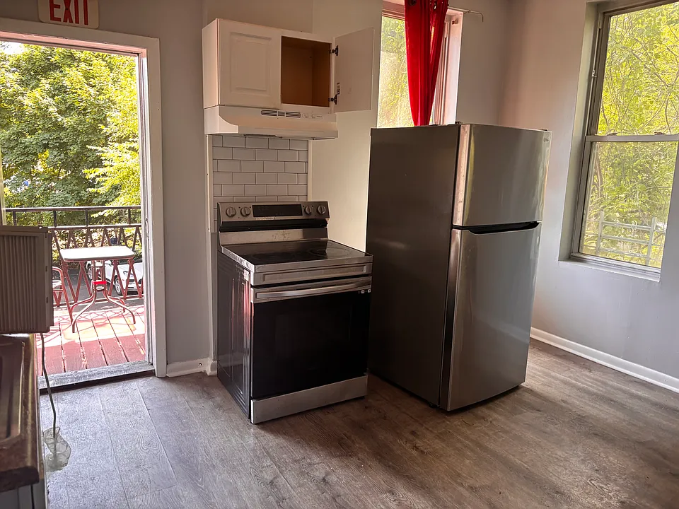744 Congress Ave #2