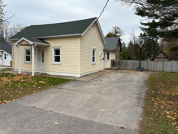 2nd image of 303 Oak St