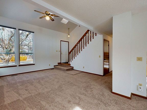 05 - Living room (1).jpg