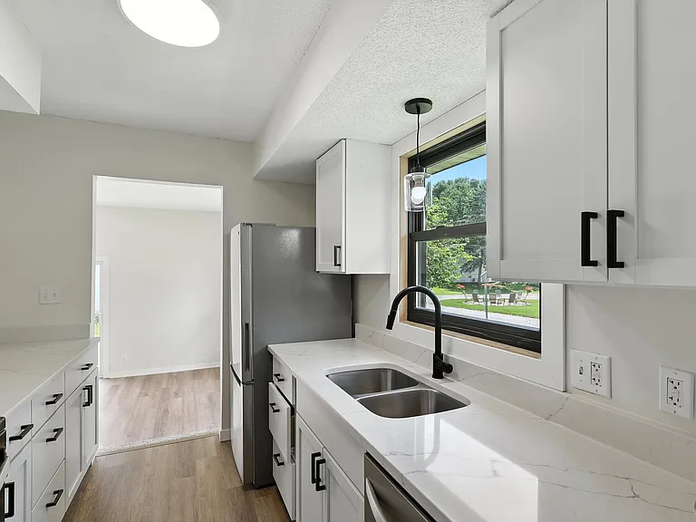 400 5th Ave — Photo 7