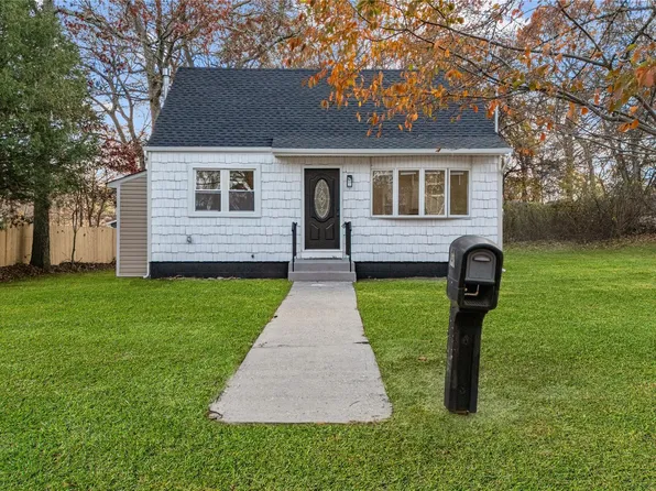 78 Carr Ln, Coram, NY 11727