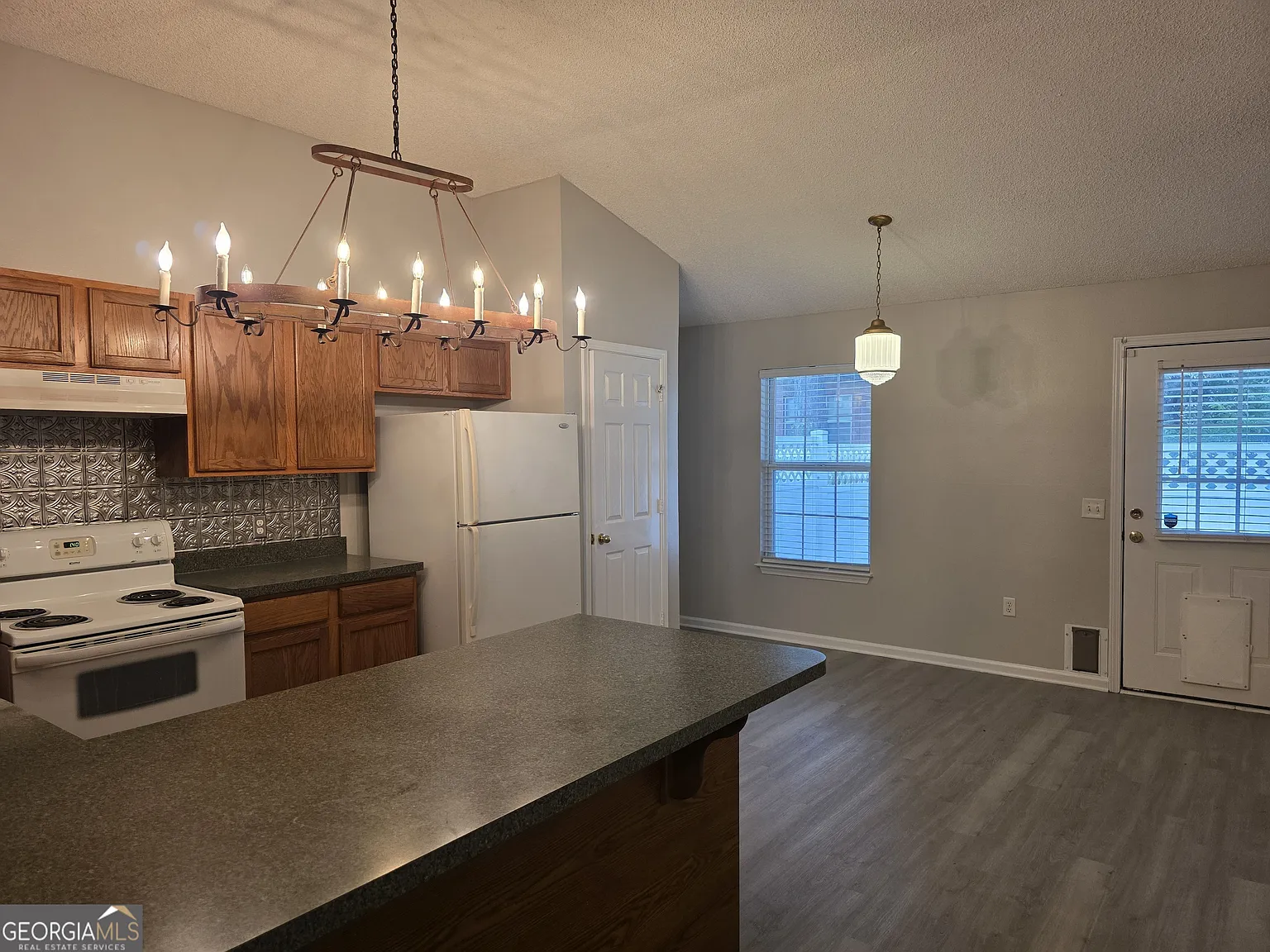 3 bed, 2.0 bath, 1204 sqft, $1,600 — Photo 4