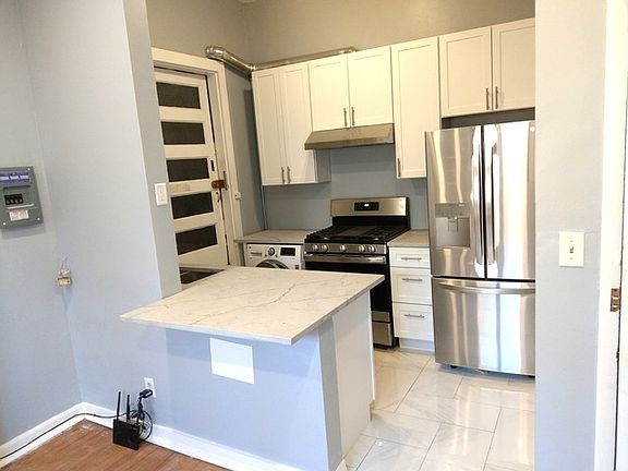 3rd image of 560 W Fullerton Pkwy