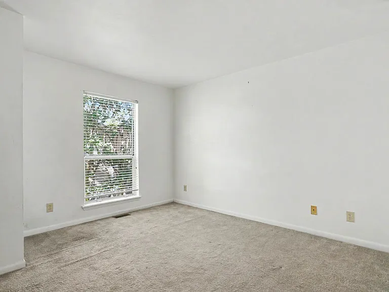 3890 Staffordshire Ln — Photo 13