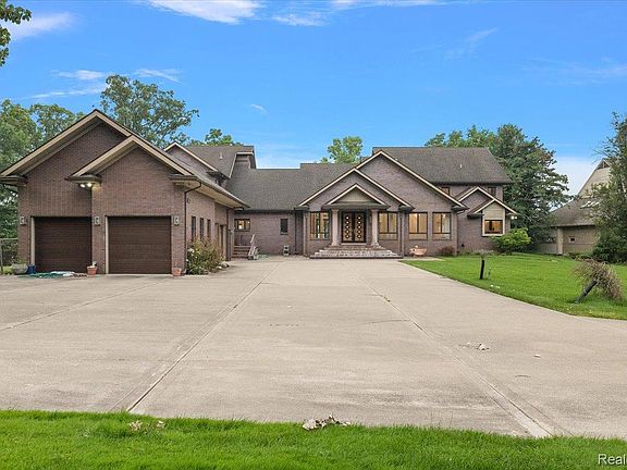 4th image of 2612 Cove Ln