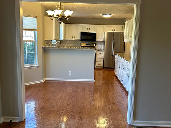 5th image of 437 Essex Park Cir