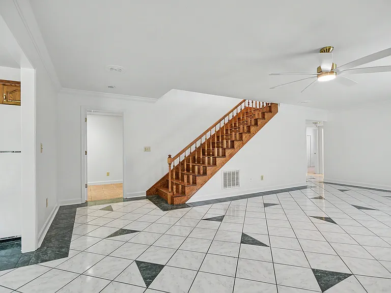 102 Lexington Ln — Photo 18