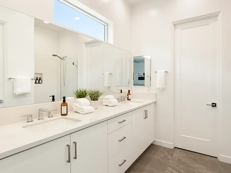 Master Suite 1 Bathroom