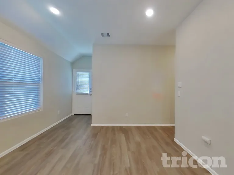 210 Pine Cavern Dr — Photo 4