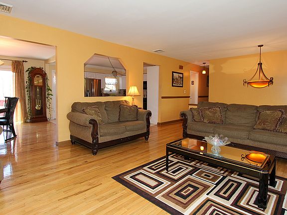 3rd image of 2107 Mohansic Ave