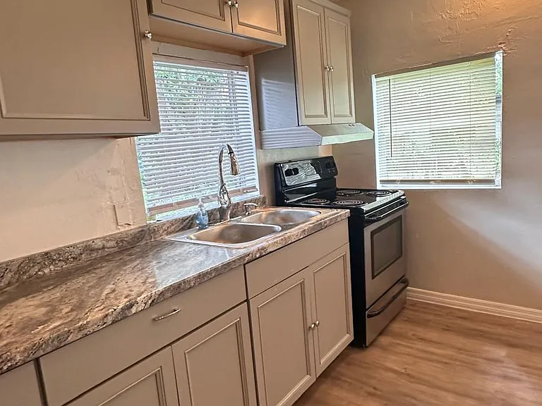 865 Winchester St — Photo 4
