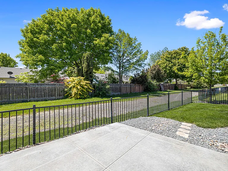 635 S Tylee Way — Photo 32