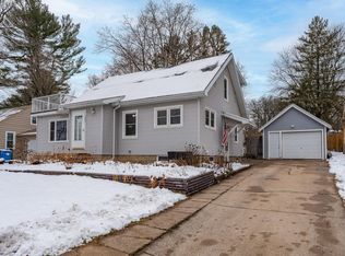 421 11th St, Baraboo, WI 53913