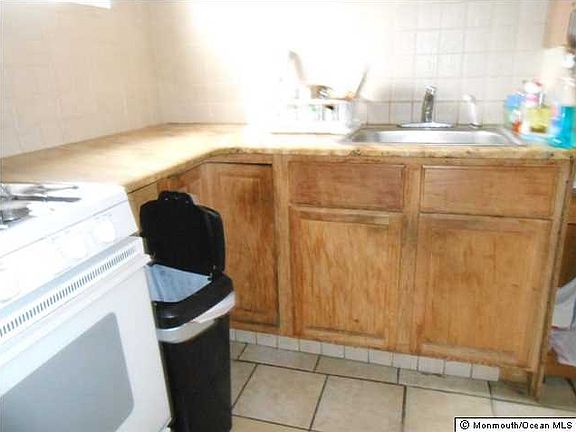 2nd image of 523 E 5th St