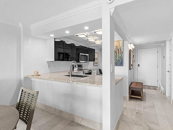 4th image of 14 Royal Palm Way #5010