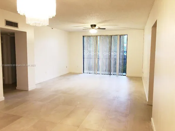 900 NE 195th St APT 113, Miami, FL 33179