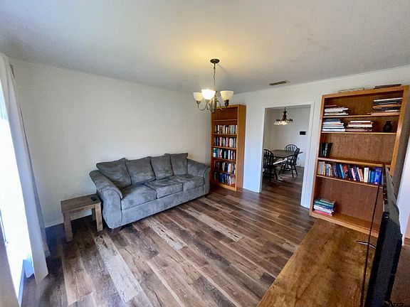 5th image of 2101 Woodbine Dr