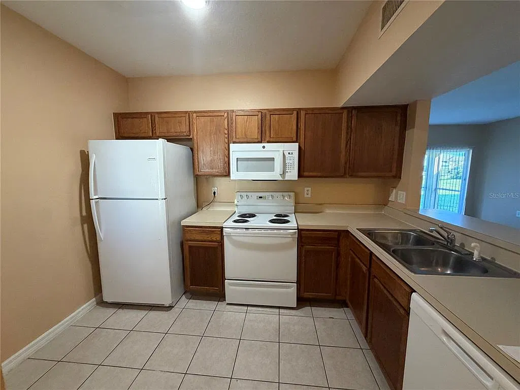 3 bed, 2.0 bath, 1151 sqft, $2,100 — Photo 3