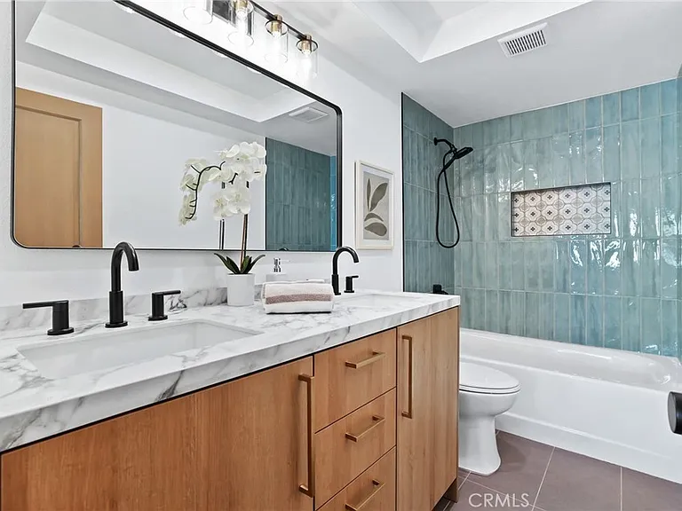 3889 Humboldt Dr — Photo 29