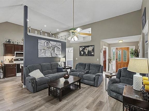 4th image of 32 Country Meadow Way NW