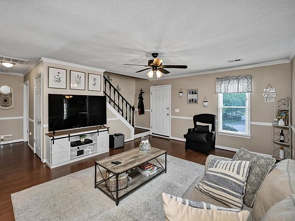 3rd image of 328 Bagford Ct