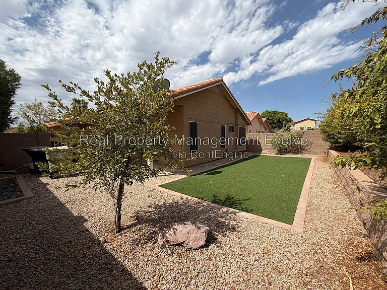 7568 W Kerry Ln — Photo 25