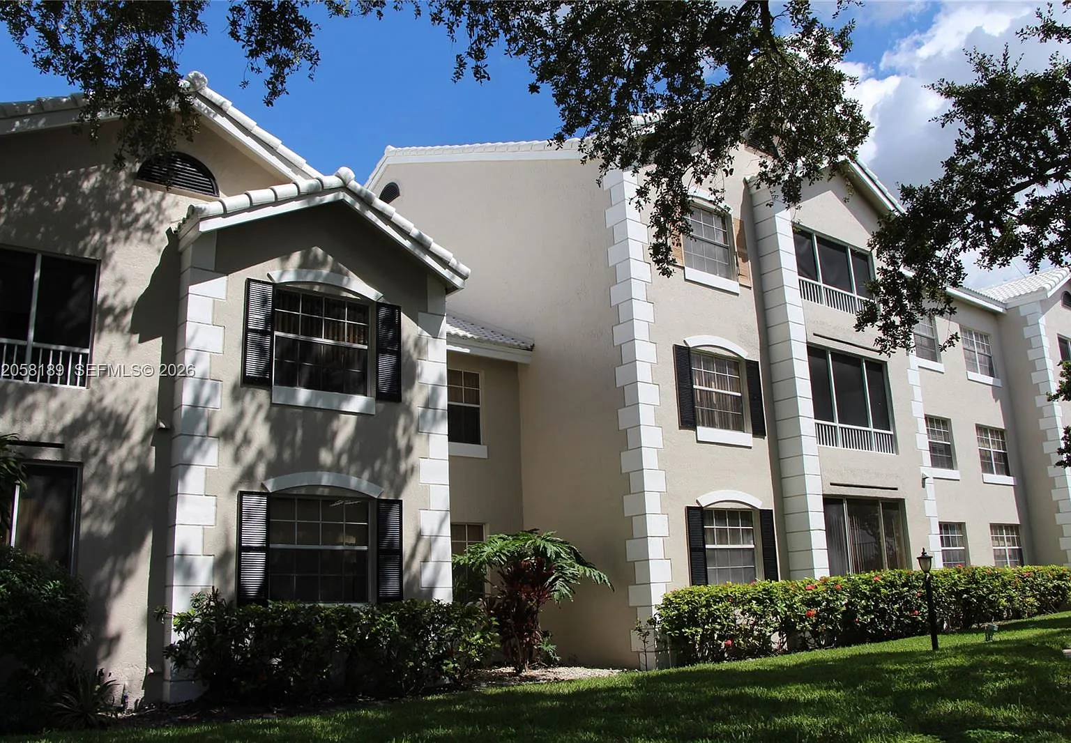 Lakeview Club Condo — Photo 1
