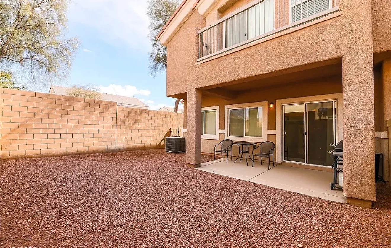 3 bed, 2.5 bath, 1468 sqft, $2,100 — Photo 2