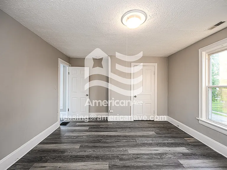 677641_012_bedroom_13.jpg