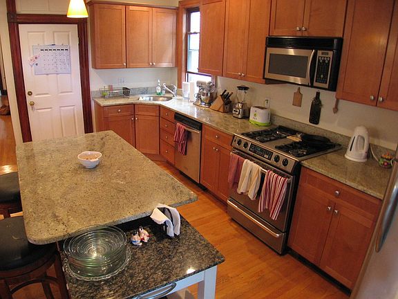 2nd image of 118 Chestnut Ave APT 2