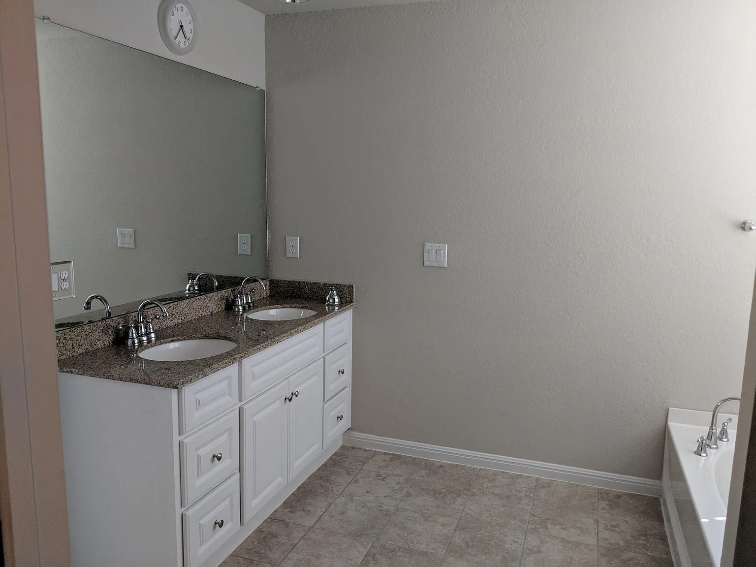 3 bed, 2.5 bath, 1765 sqft, $2,100 — Photo 3