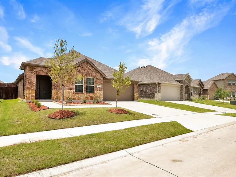 2907 Hadley Dr — Photo 2
